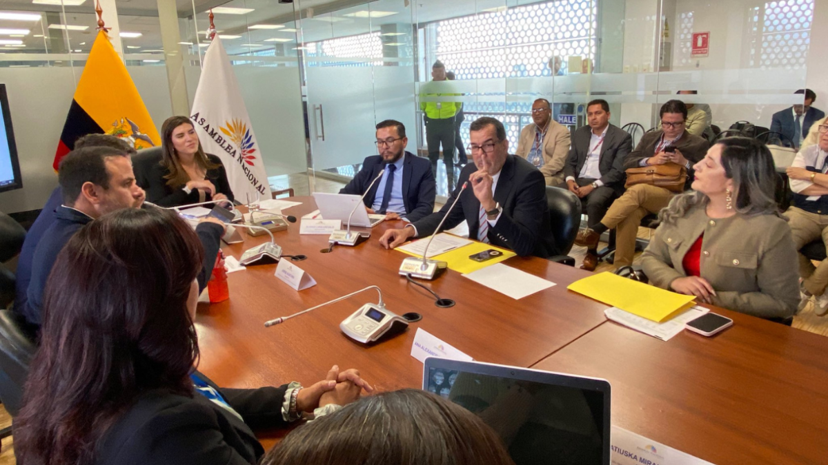 Mesa de Desarrollo Económico trata la Ley de Alivio Financiero.