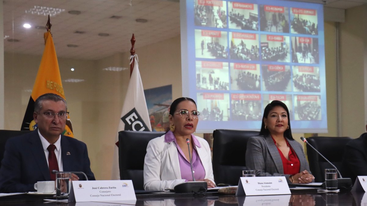 Diana Atamaint habló de los candidatos presidenciales que no cuentan aún con la cápsula de seguridad para las elecciones 2025.