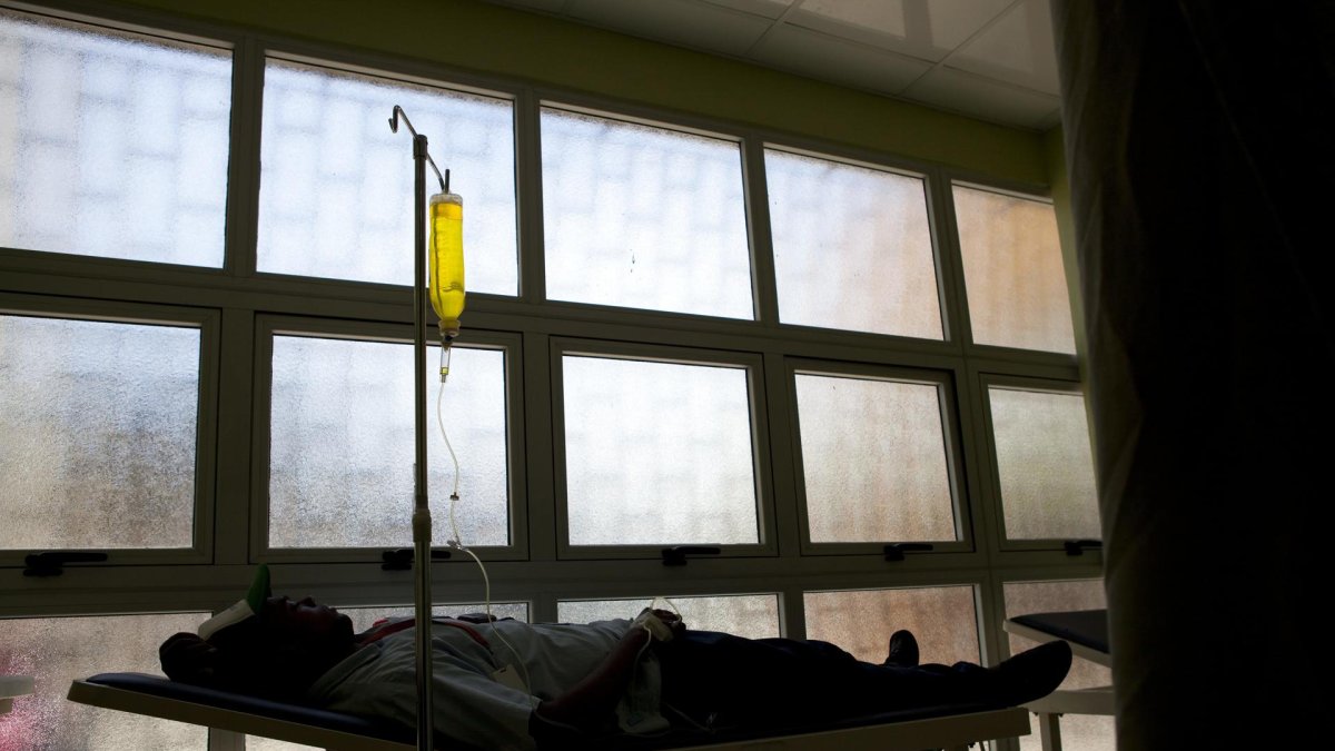 Un hombre con síntomas de la fiebre del Chikungunya recibe atención médica en el hospital Juan Pablo Pina, en San Cristóbal (República Dominicana).