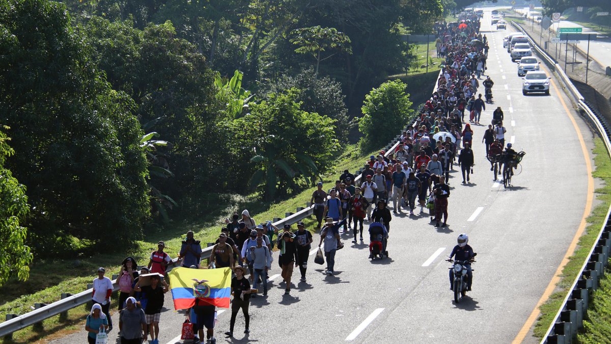 Migrantes caminan en caravana este martes, en el municipio de Huixtla (México).