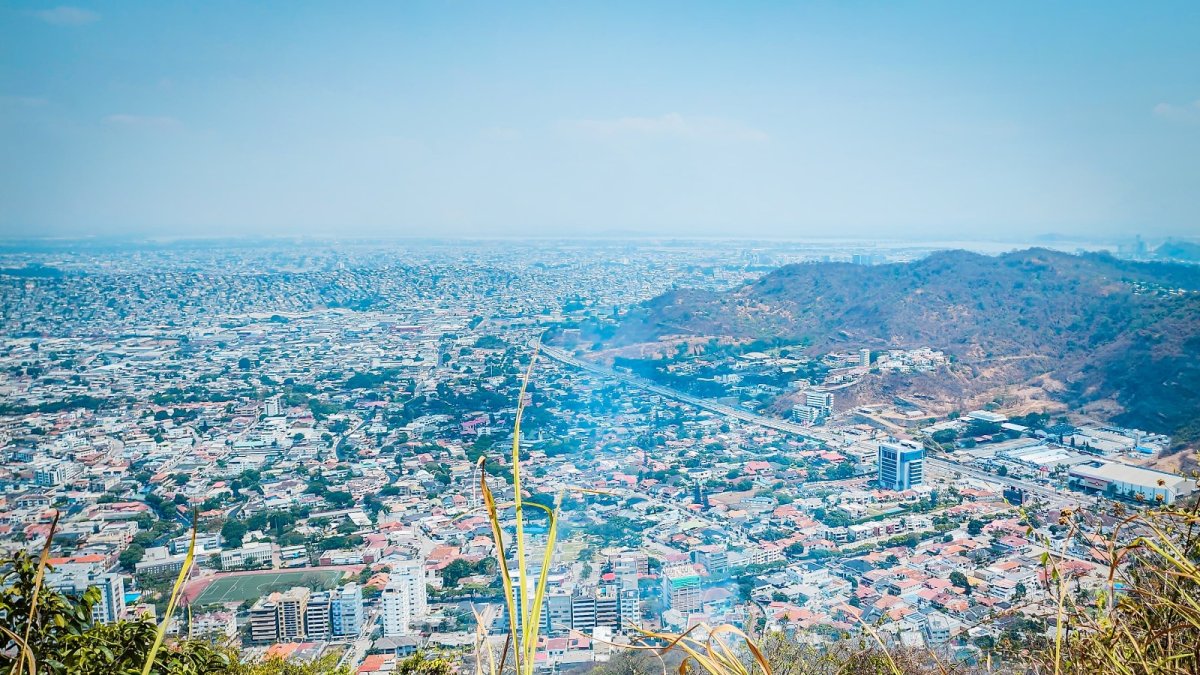 A lo largo del día se han hecho sobrevuelos en Cerro Azul para monitorear el estado de los puntos críticos.