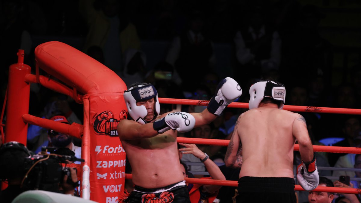 Los exfutbolistas Armando Paredes (i) y Jaime Iván Kaviedes (de espaldas) protagonizaron la pelea central del evento Kiños del Año el sábado 30 de noviembre.