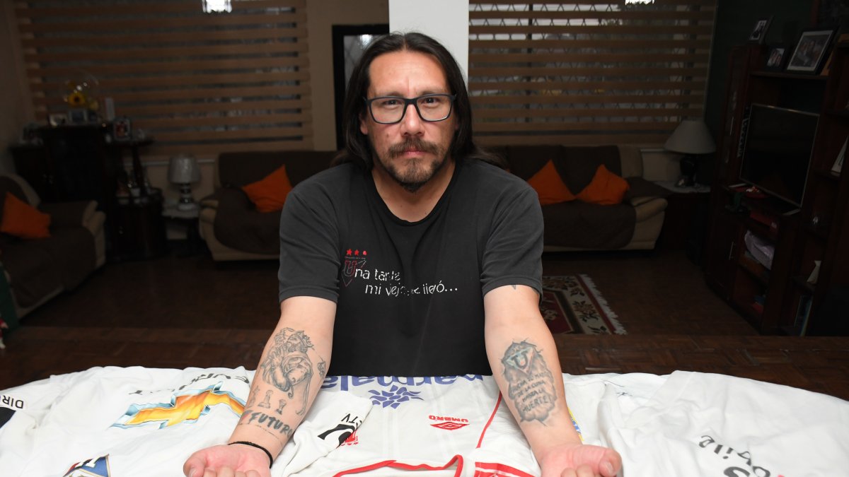 Diego no solo colecciona camisetas de Liga, sino que lleva al equipo en la piel.