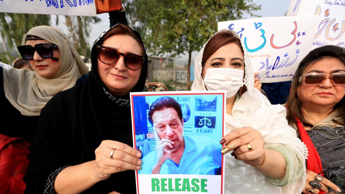 Partidarias del Pakistán Tehreek-e-Insaf (PTI) con un retrato del fundador del partido y ex primer ministro Imran Khan, mientras se reúnen para asistir a una protesta exigiendo su liberación.
