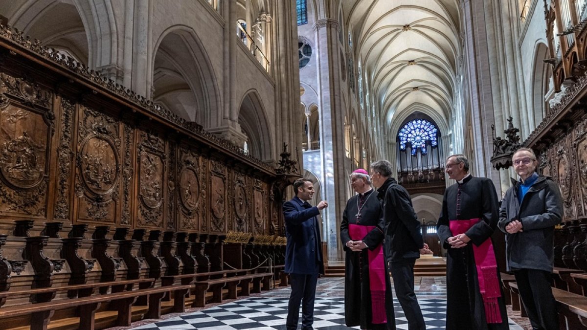 Autoridades religiosas en el coro de Notre Dame junto al presidente francés, Emmanuel Macron.