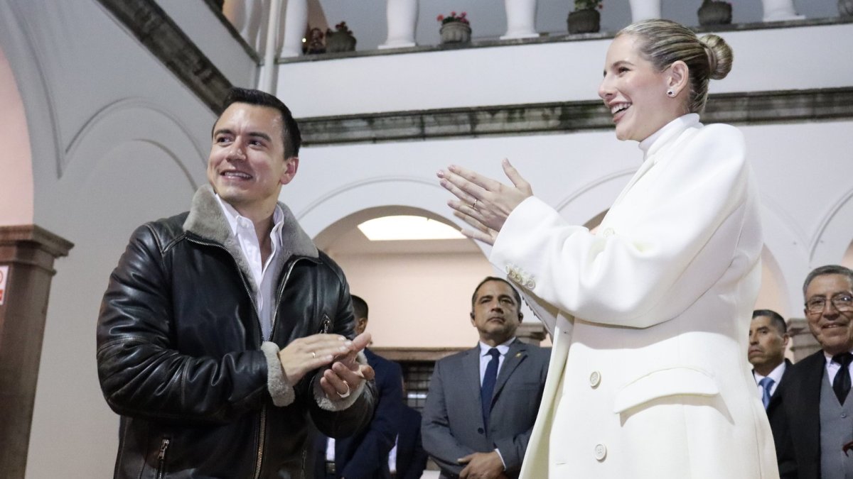 Daniel Noboa y Lavinia Valbonesi, su esposa, bailaron al son de la banda municipal durante la Serenata Quiteña de 2023.