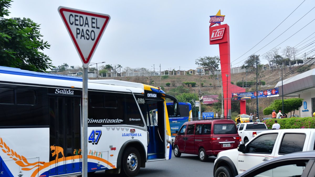 Congestionamiento. En el redondel de La Joya, los conductores denuncian que sus recorridos de 10 minutos se convierten en una ‘tortura’ de 45 minutos.