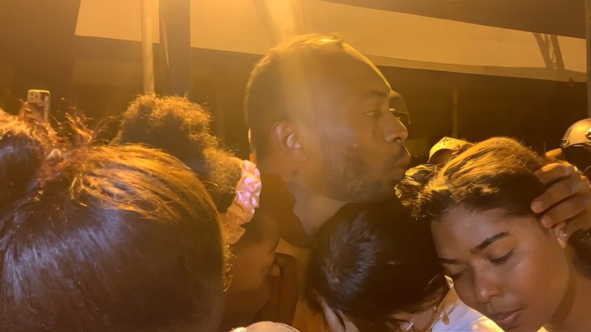 Pedro Pablo Perlaza se abraza con sus familiares en el Comando de Policía de Ecuador, la noche de este miércoles 4 de diciembre.