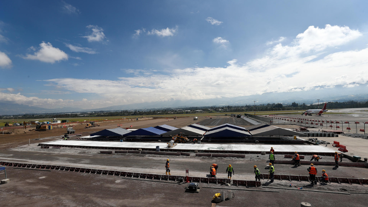 Fotografía de las obras de ampliación del Aeropuerto Internacional Mariscal Sucre, este miércoles en Quito (Ecuador).