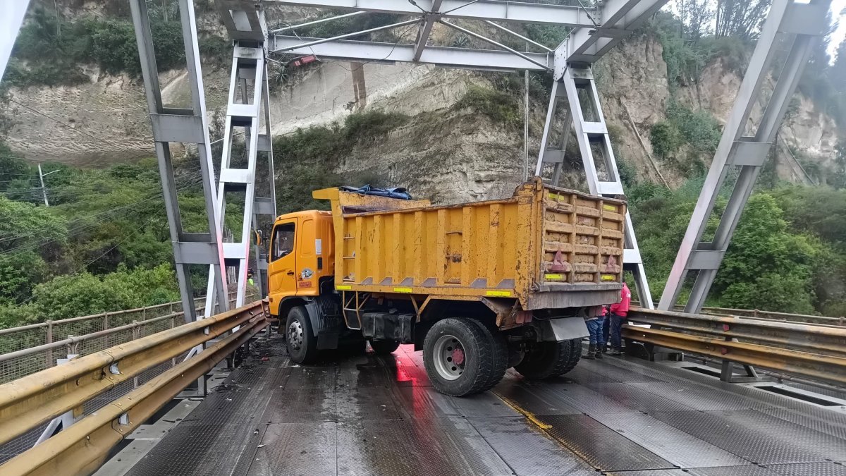 La volqueta quedó atravesada sobre el antiguo puente del río Chiche, tras el accidente.