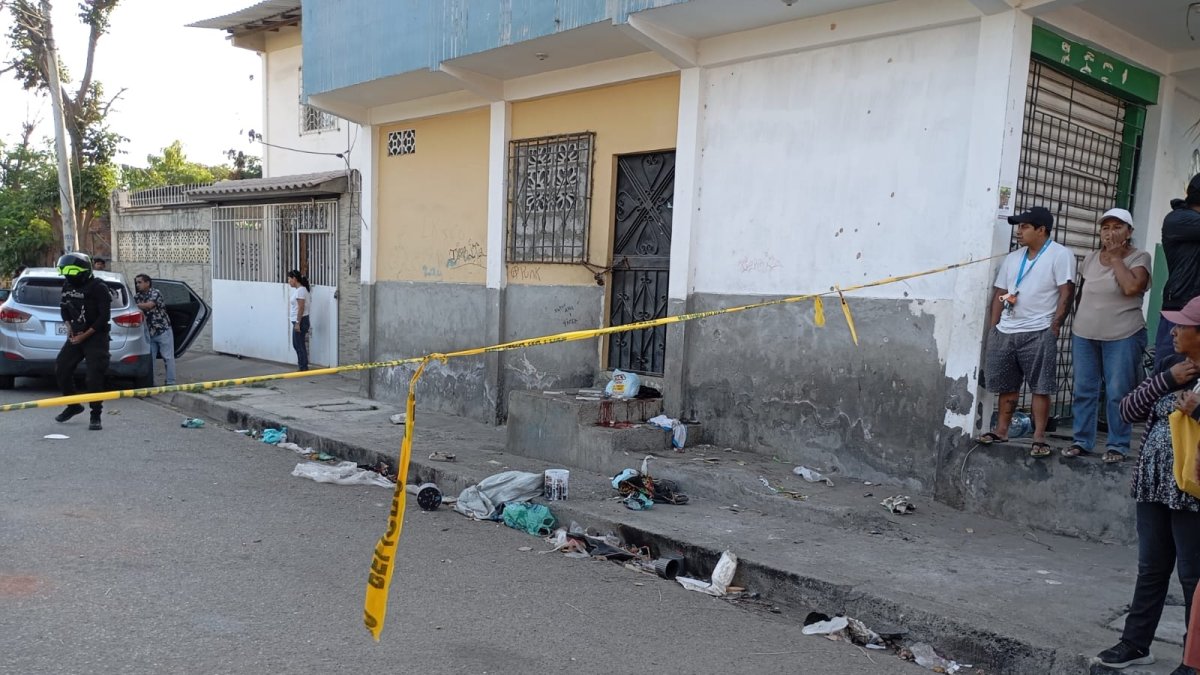 Cuatro jovenes se encontraban en el portón de una vivienda cuando fueron atacados. Dos de ellos murieron