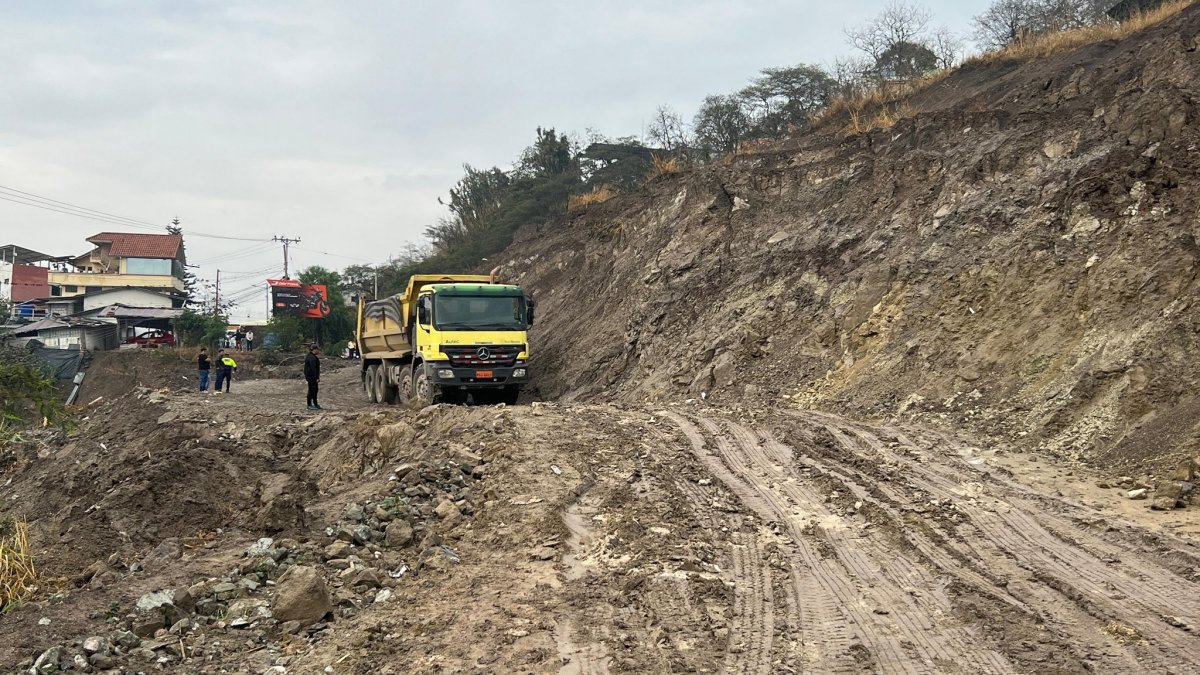 Un derrumbe afectó el paso en la vía Cuenca - Girón - Pasaje, que une las provincias de Azuay y El Oro.