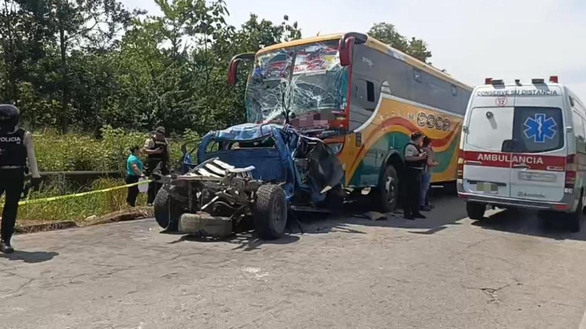 Una camioneta y un bus de pasajeros se impactaron cuando circulaban por la vía a Sacha, en la Amazonía.