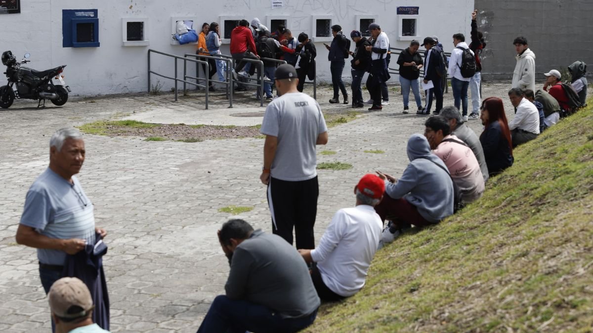Este fue el ambiente que perduró en las boleterías del estadio Rodrigo Paz Delgado.
