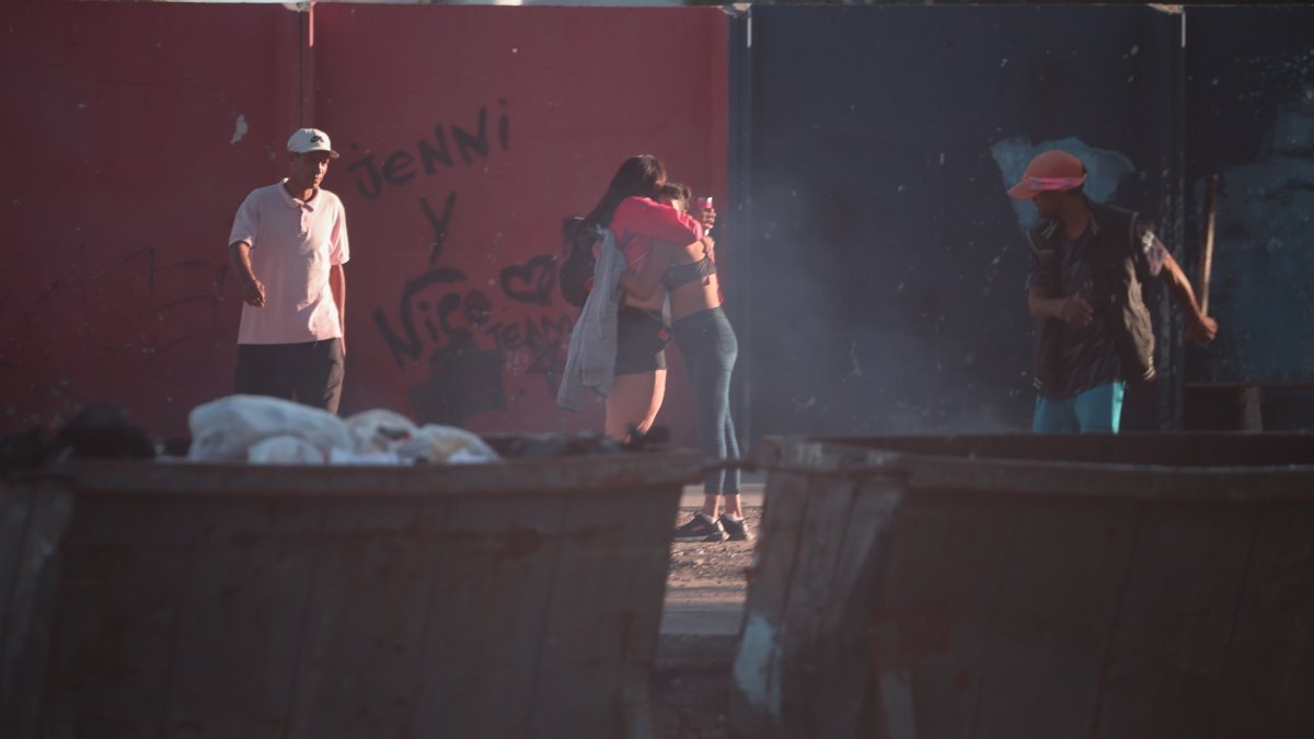 Personas sin hogar caminan este miércoles, por una calle de Buenos Aires (Argentina).