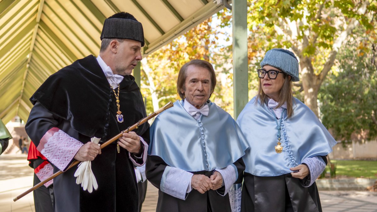 Raphael (en el centro), con su madrina, doctora Isabel Ayala, profesora titular de Didáctica de la Expresión Musical, y del rector de la Universidad de Jaén, Nicolas Ruiz, a su llegada a la ceremonia.