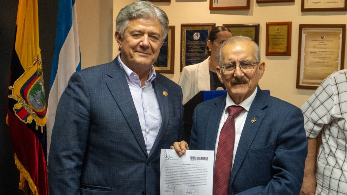 En la imagen, los directivos de la Junta, Juan Javier Cordovez (izq.) y el rector de la Universidad Católica Santiago de Guayaquil, Walter Mera. 