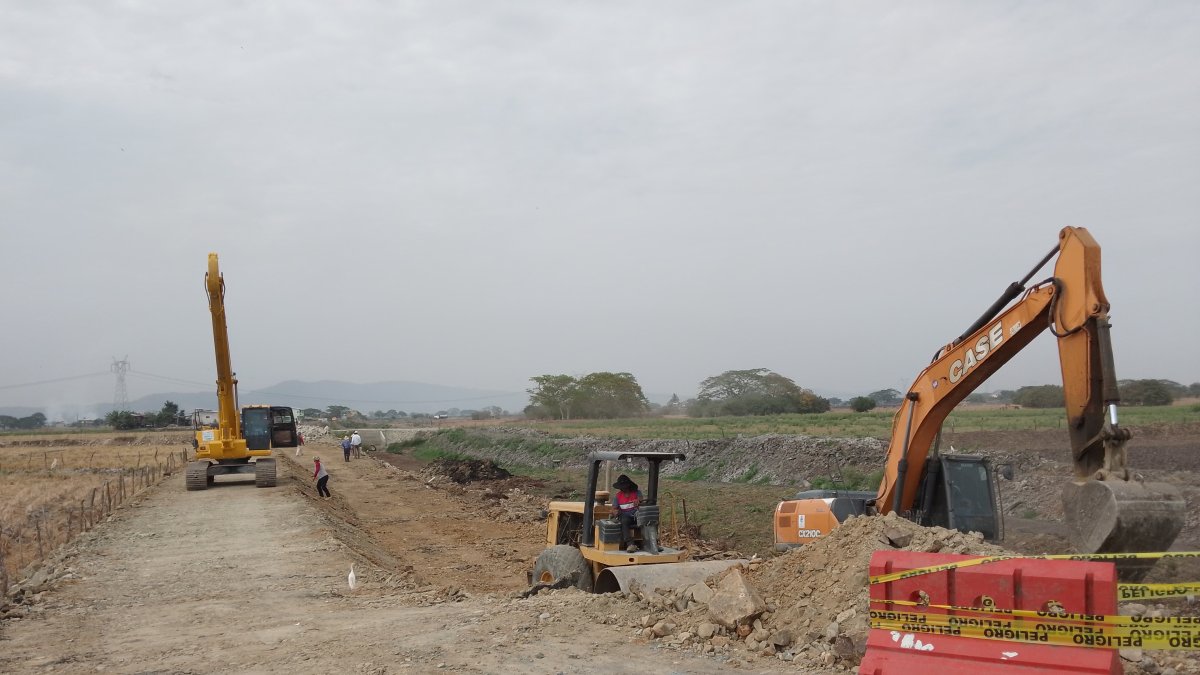 Acción. El Municipio inició con el retiro del escombro en la vía.