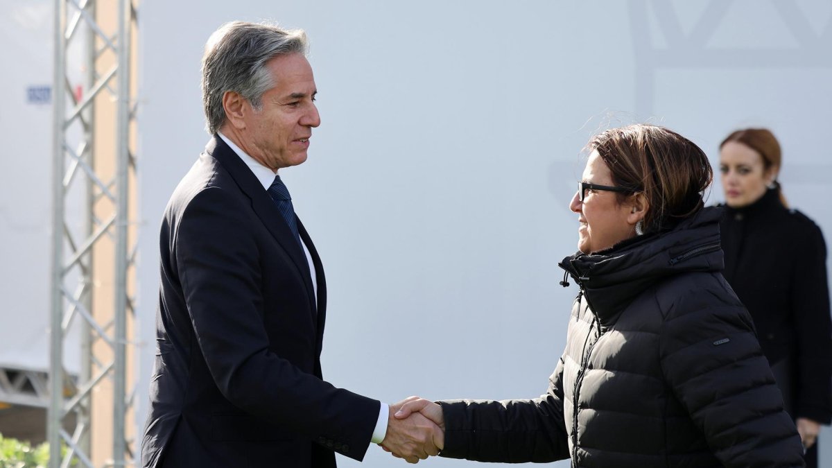 El Secretario de Estado Anthony Blinken, es recibido en la sede del 31º Consejo Ministerial de la Organización para la Seguridad y la Cooperación en Europa (OSCE) en Malta, el 5 de diciembre de 2024.