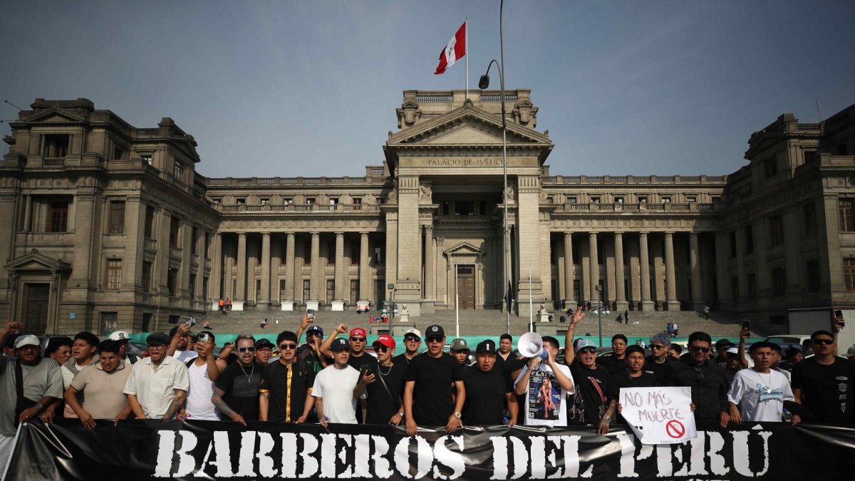 Miembros del gremio de barberos de Lima participan en una movilización este miércoles, en Lima (Perú).