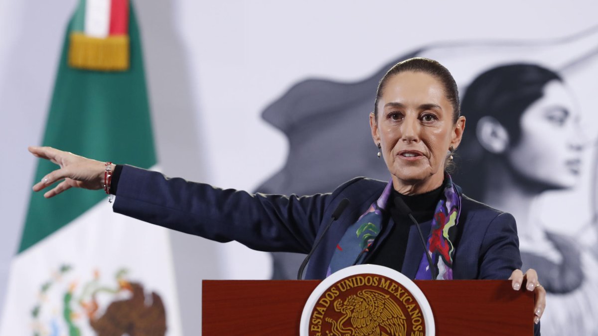 La presidenta de México, Claudia Sheinbaum, habla durante una rueda de prensa este jueves, en Palacio Nacional de la Ciudad de México (México).