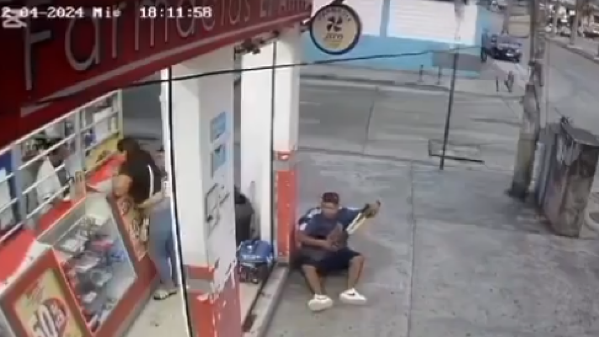 Hombre corta la cadena del generador y se lo lleva, desde las afueras de una farmacia.