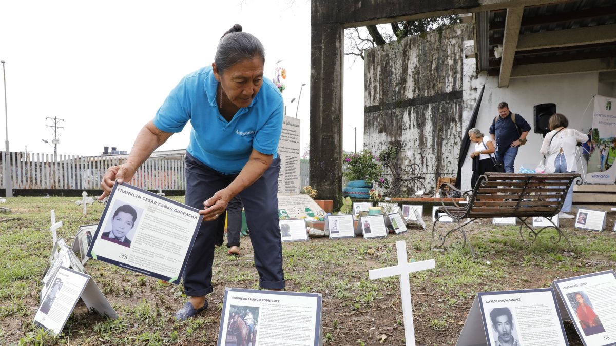 Tareas. Mujer organiza fichas con información de personas desaparecidas en Cementerio de Villavicencio