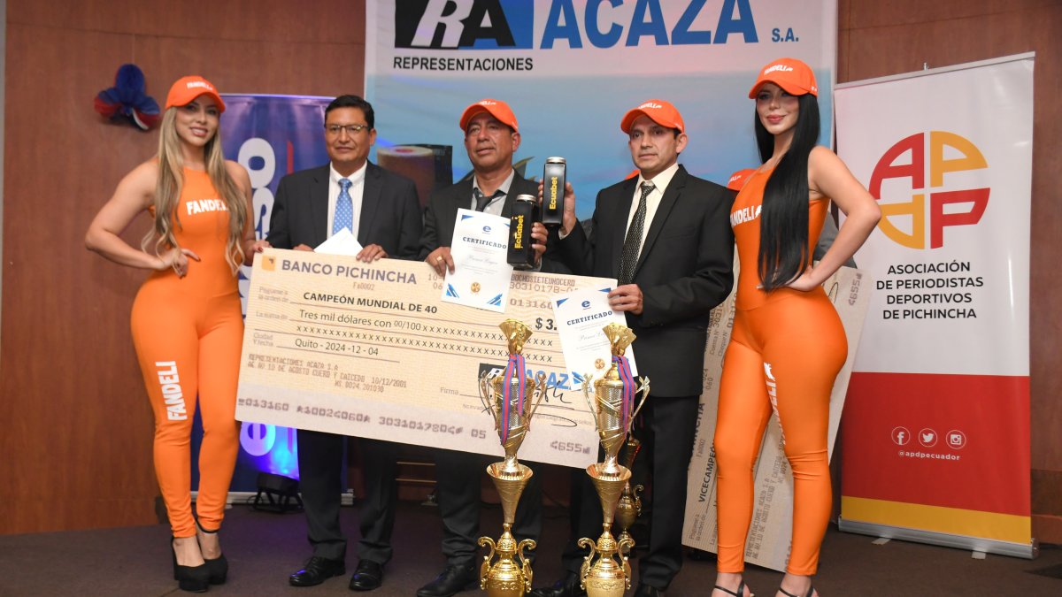 Marcelo Saquisilí (2° de la derecha) junto a Stalin Herrera, tras ser coronados como monarcas de 40.