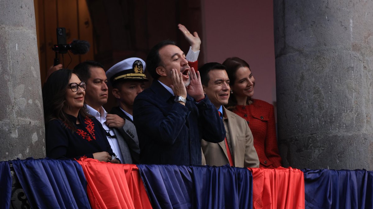 El alcalde de Quito, Pabel Muñoz; el presidente de la República, Daniel Noboa; y la primera dama, Lavinia Valbonesi, saludaron a los ciudadanos de Quito.
