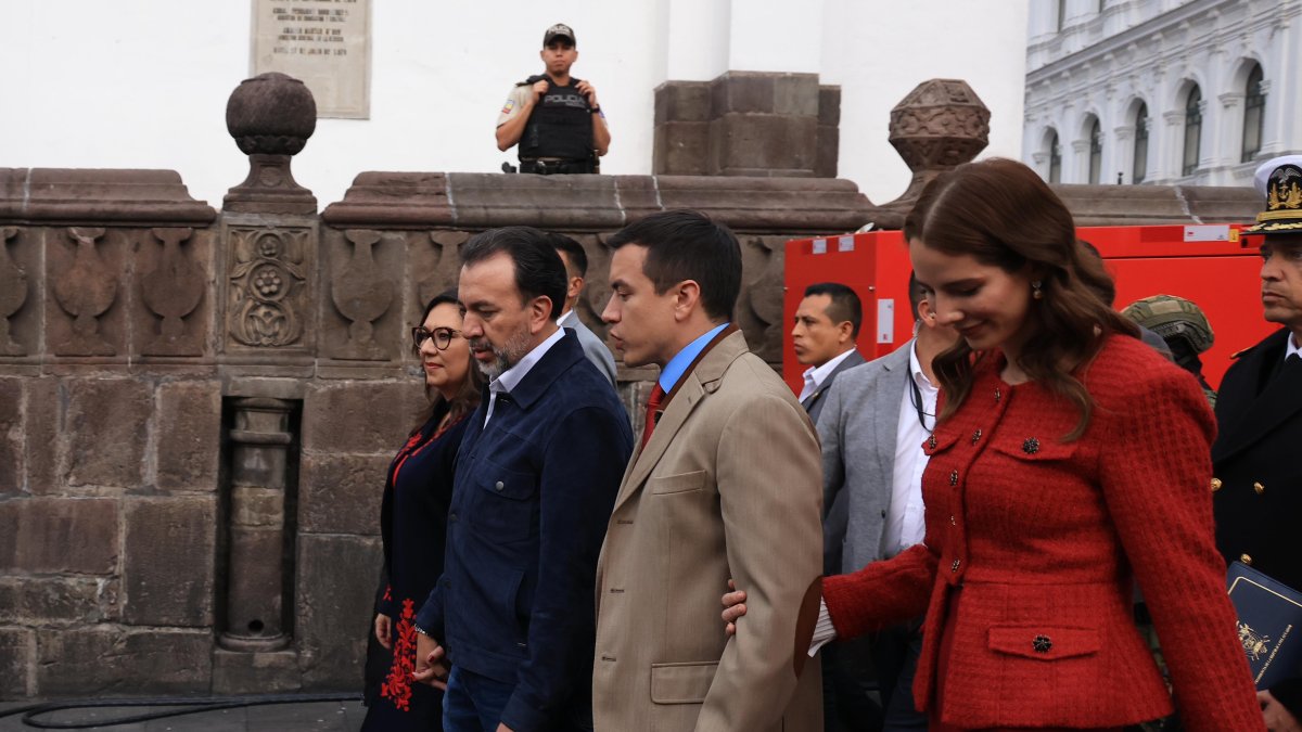 En medio de la Serenata Quiteña, Muñoz y Noboa hablaron de Economía.