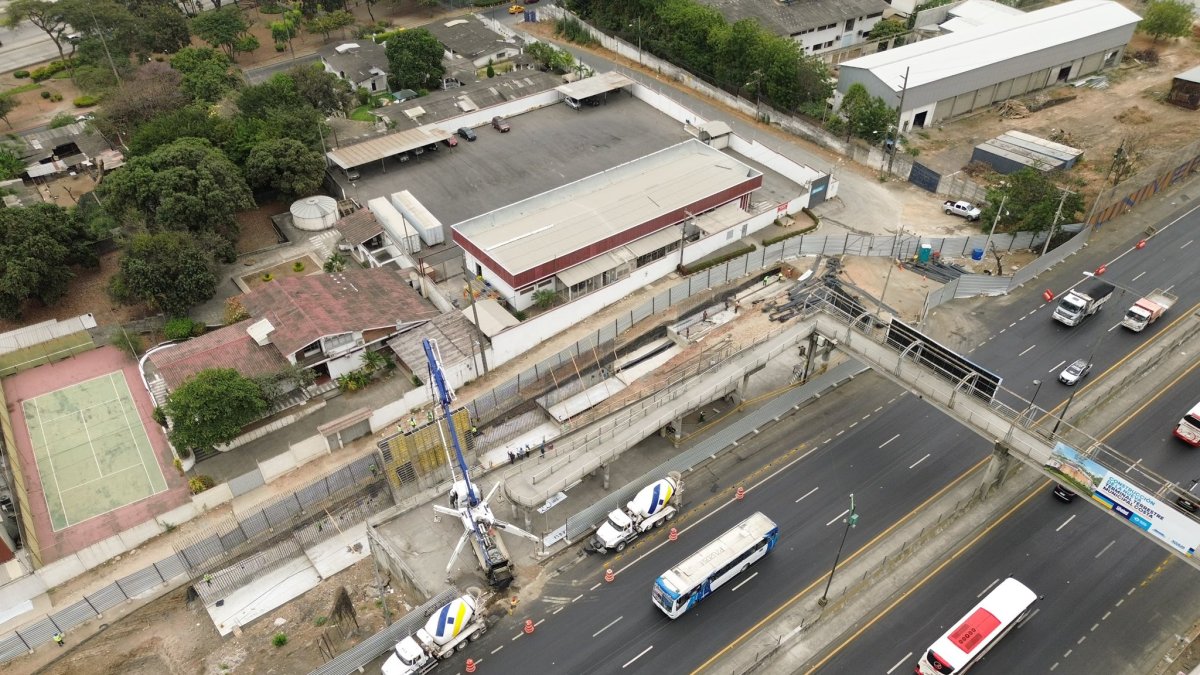 En la vía Perimetral se está construyendo ya la nueva terminal de vía a la costa y el paso peatonal que conectará a los usuarios con la obra.