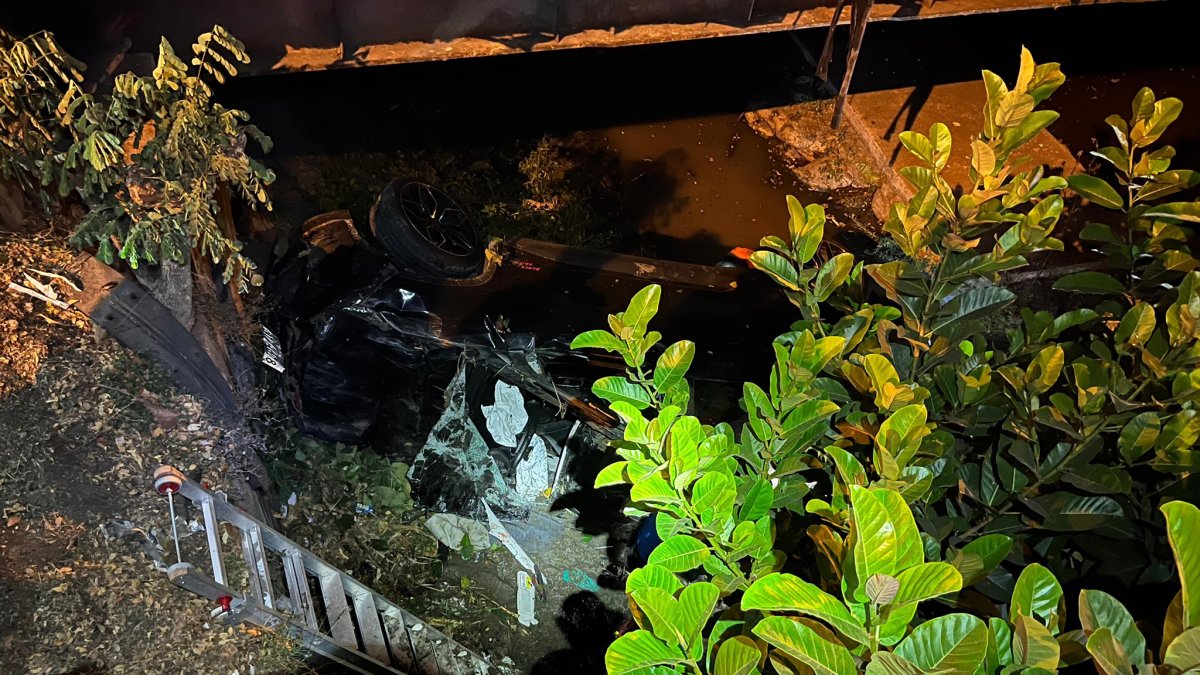 El vehículo cayó debajo de un puente en vía a la Costa.