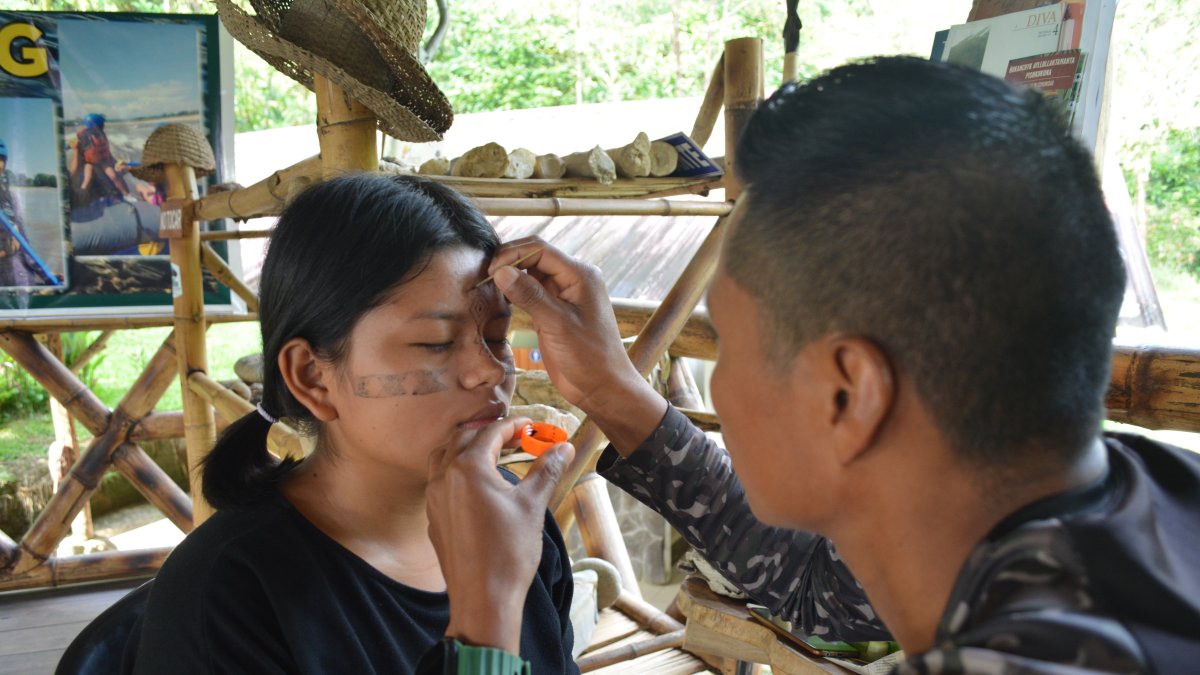 Osmary dibujó en su rostro las cascadas y naturaleza que representan a la madre selva.