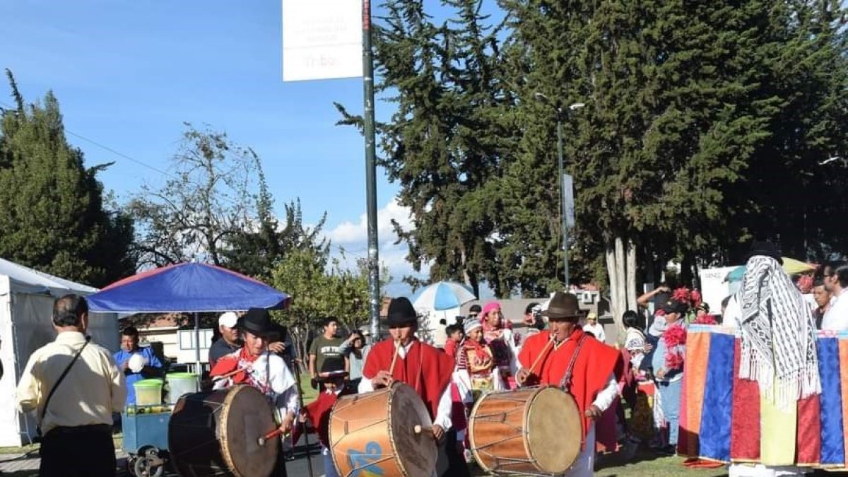 AMBATO. Hombres y mujeres comparten la tradición de tocar los tambores y el pingullo.