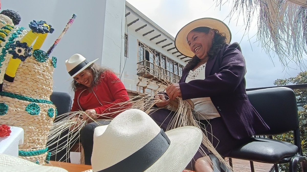Nancy Portilla y Luz Álvarez, son parte de las mujeres tejedoras de Toctepamba que participarán en el Festival de la Paja Toquilla.