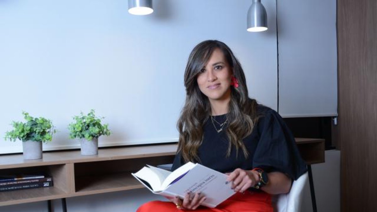 María Dolores Miño, es una abogada especializada en derechos humanos, en lo constitucional, derecho internacional y es docente universitaria.