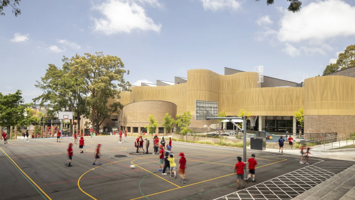 Área deportiva en el exterior de la escuela pública de Darlington (Sidney, Australia)..