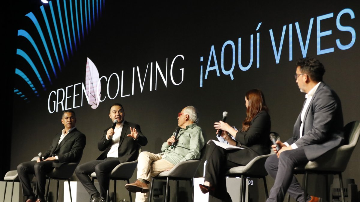 Varias autoridades del municipio de Sabaneta durante el lanzamiento del Green Coliving en Sabaneta (Colombia).