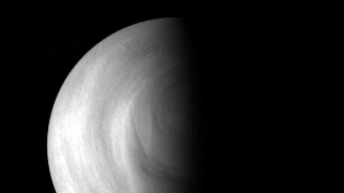 Imagen del hemisferio sur de Venus tomada en longitudes de onda ultravioleta por la Venus Monitoring Camera (VMC) de la nave Venus Express de la ESA el 15 de mayo de 2006.