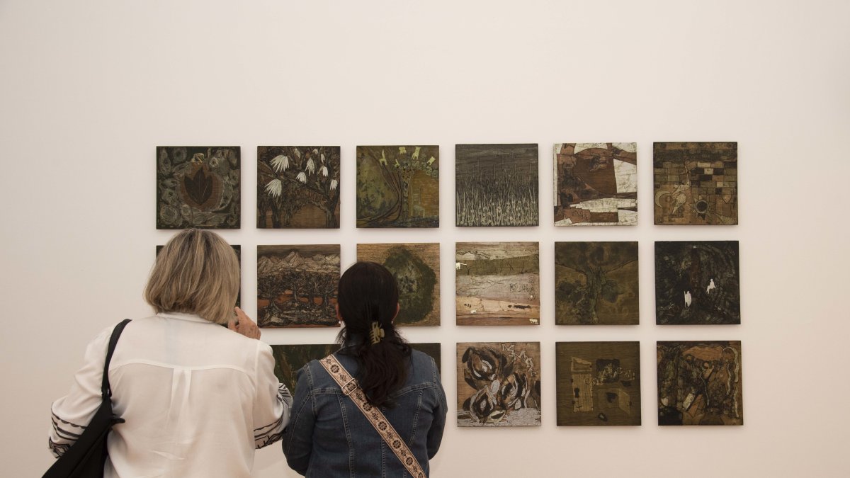 La muestra reúne los trabajos de treinta y nueve artistas. Se presenta en la capital.