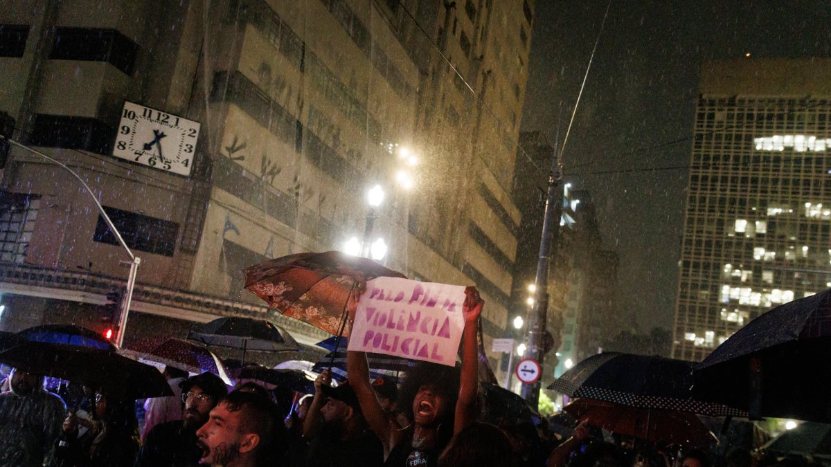 Manifestantes levantan carteles durante una protesta este jueves, en Sao Paulo (Brasil).