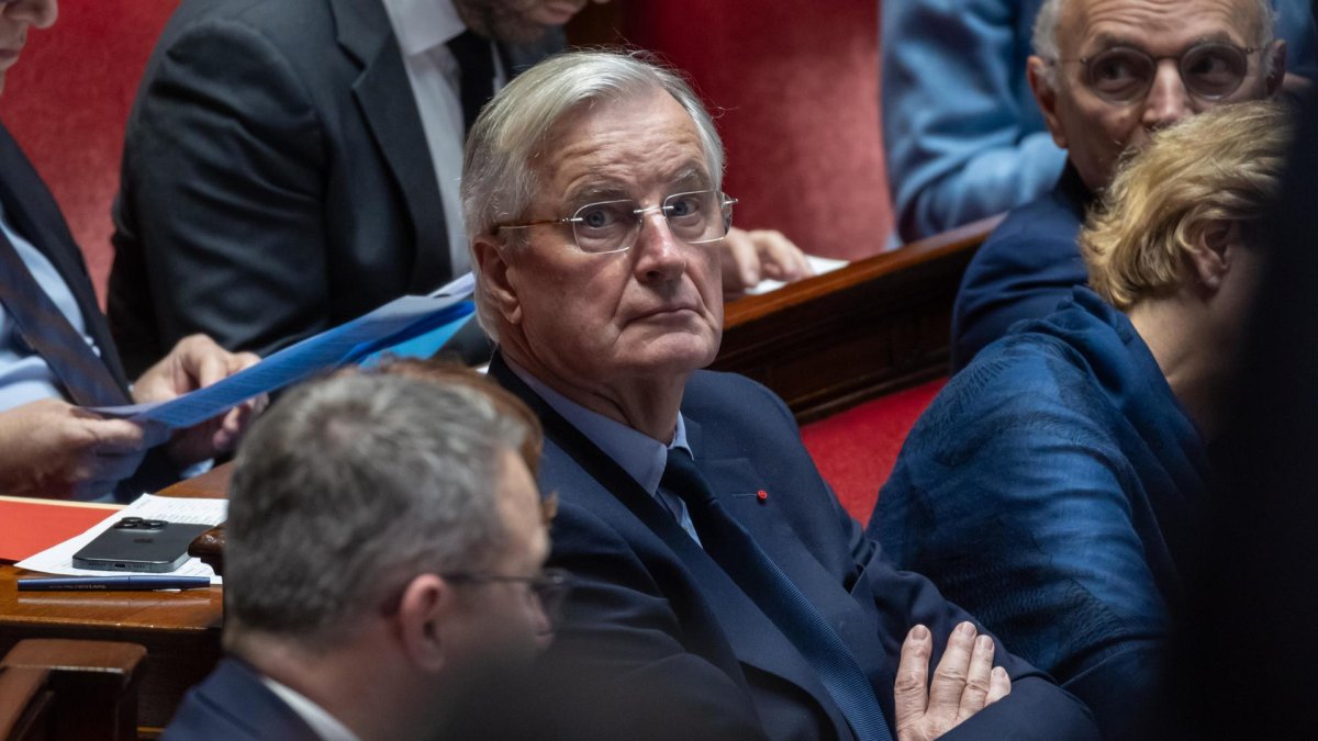 El primer ministro francés Michel Barnier (C) asiste a la sesión semanal de preguntas al gobierno, en la Asamblea Nacional en París, Francia, 03 de diciembre de 2024.
