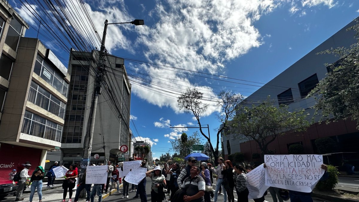 Cuentahorristas de la Cooperativa de Ahorro de la Cámara de Comercio de Ambato pidiendo la devolución de su dinero.