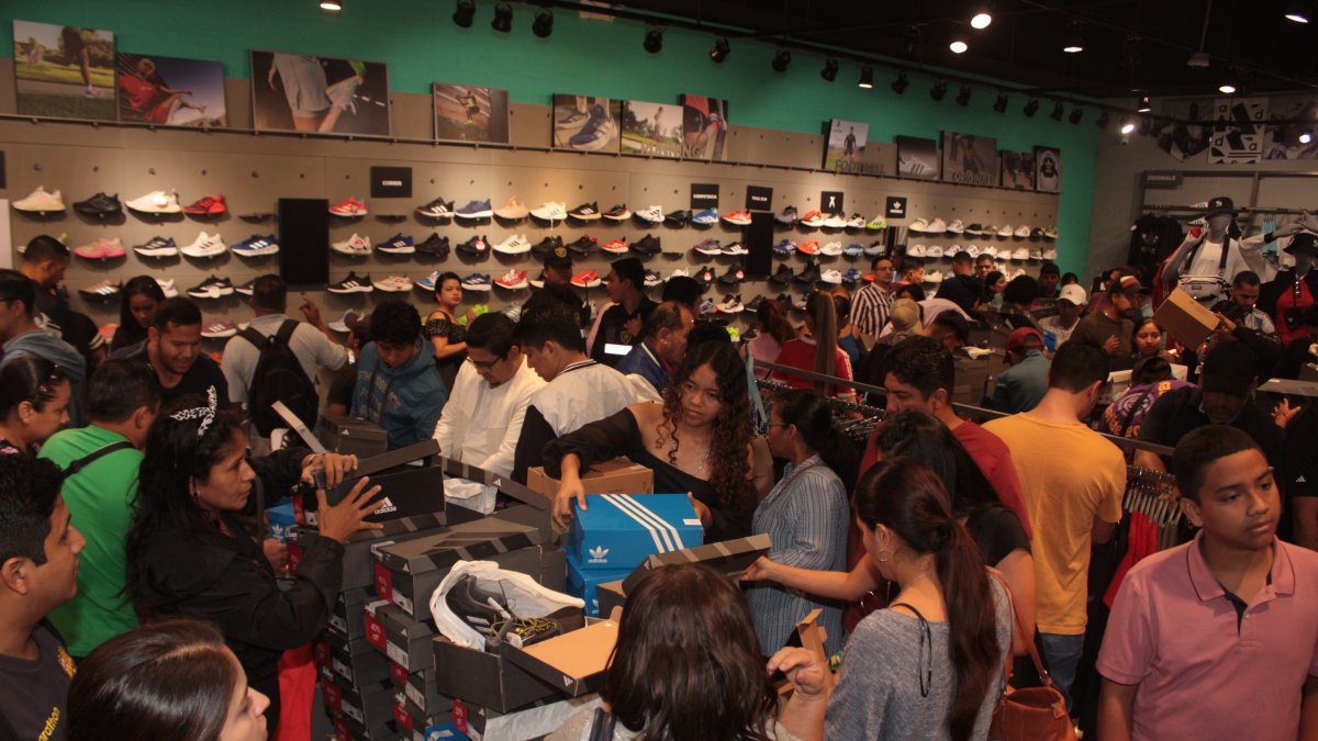 En la semana del Black Friday, cientos de ecuatorianos aprovecharon las ofertas.