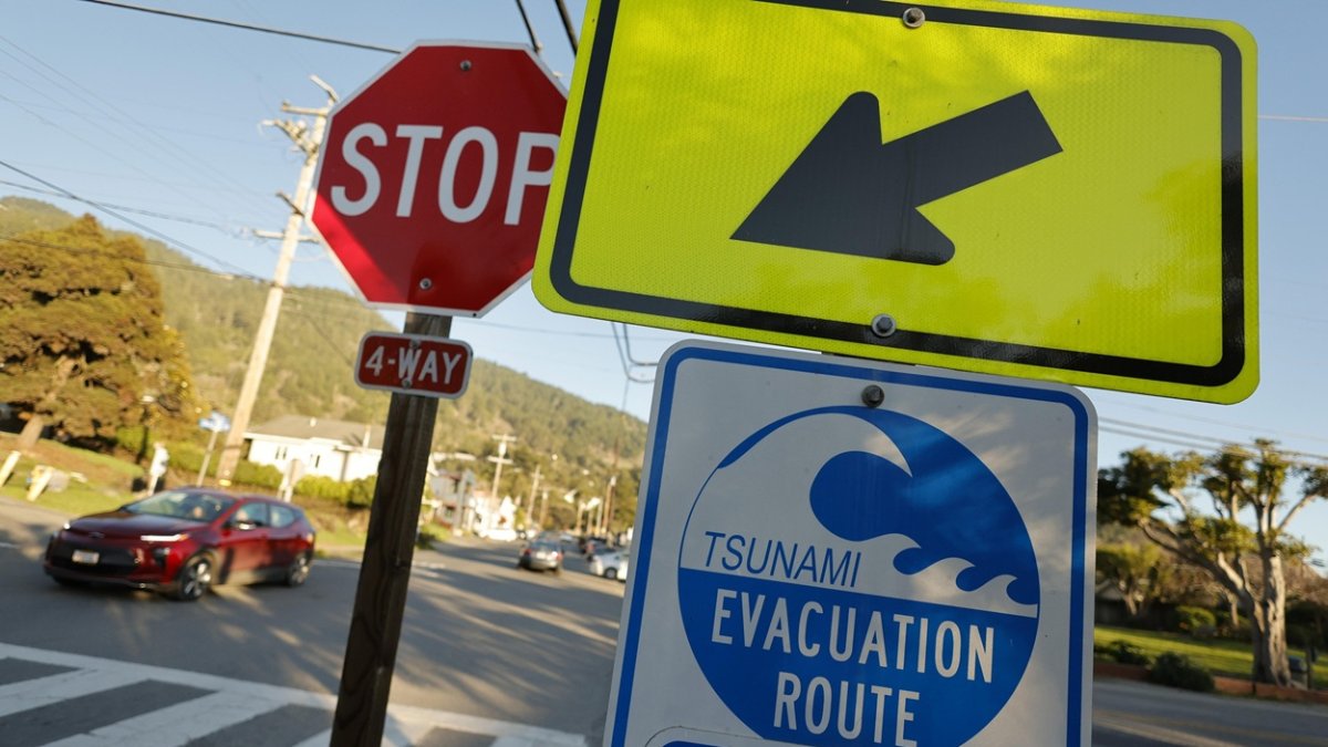 Un automóvil se mueve junto a una señal de tsunami en Stinson Beach, una comunidad no incorporada en el condado de Marin, California, EE. UU., 5 de diciembre de 2024.