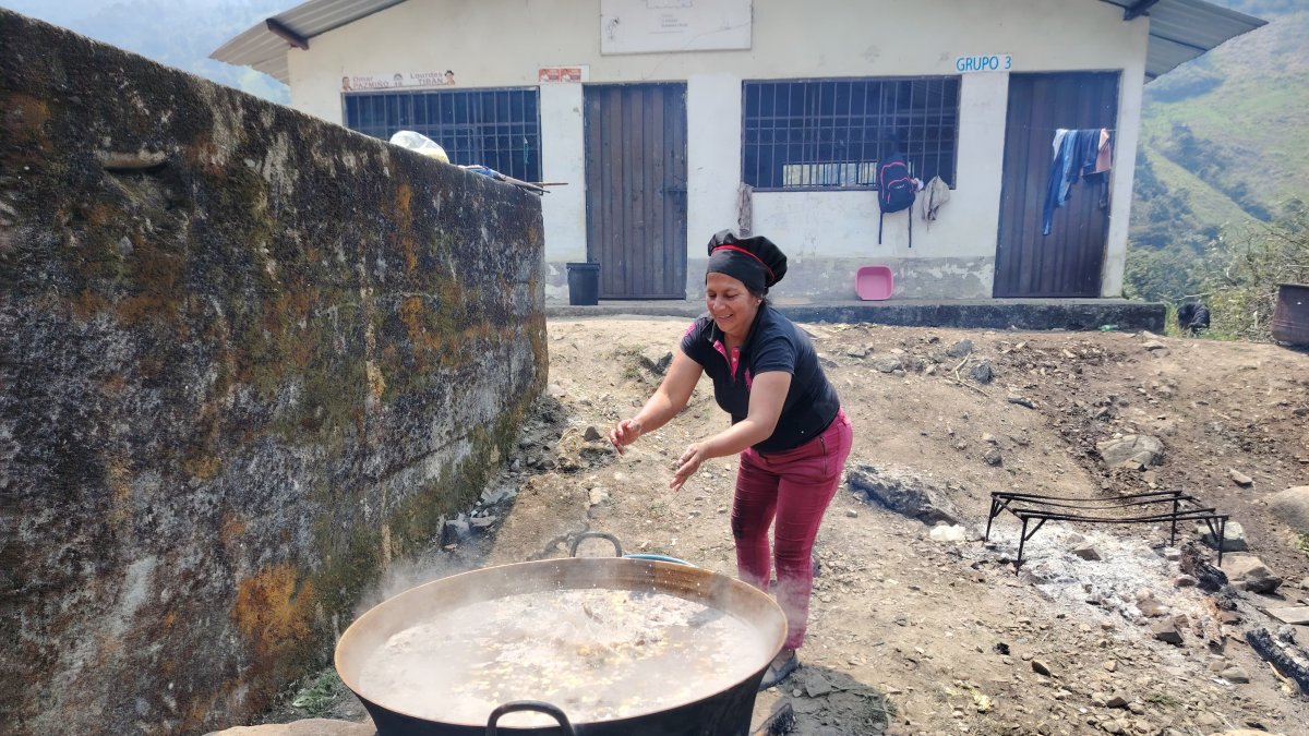 En cocinas improvisadas de leña se cocinan los alimentos que serán repartidos a los asistentes.