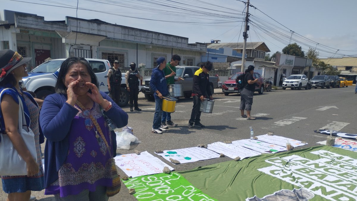 Postura. Los manifestantes llegaron hasta el complejo Judicial de Santa Elena y no se retiraron hasta que les recibieron los documentos.