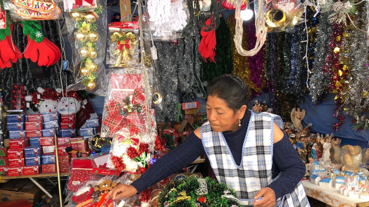 Los comerciantes de adornos navideños registran bajas ventas en sus productos.