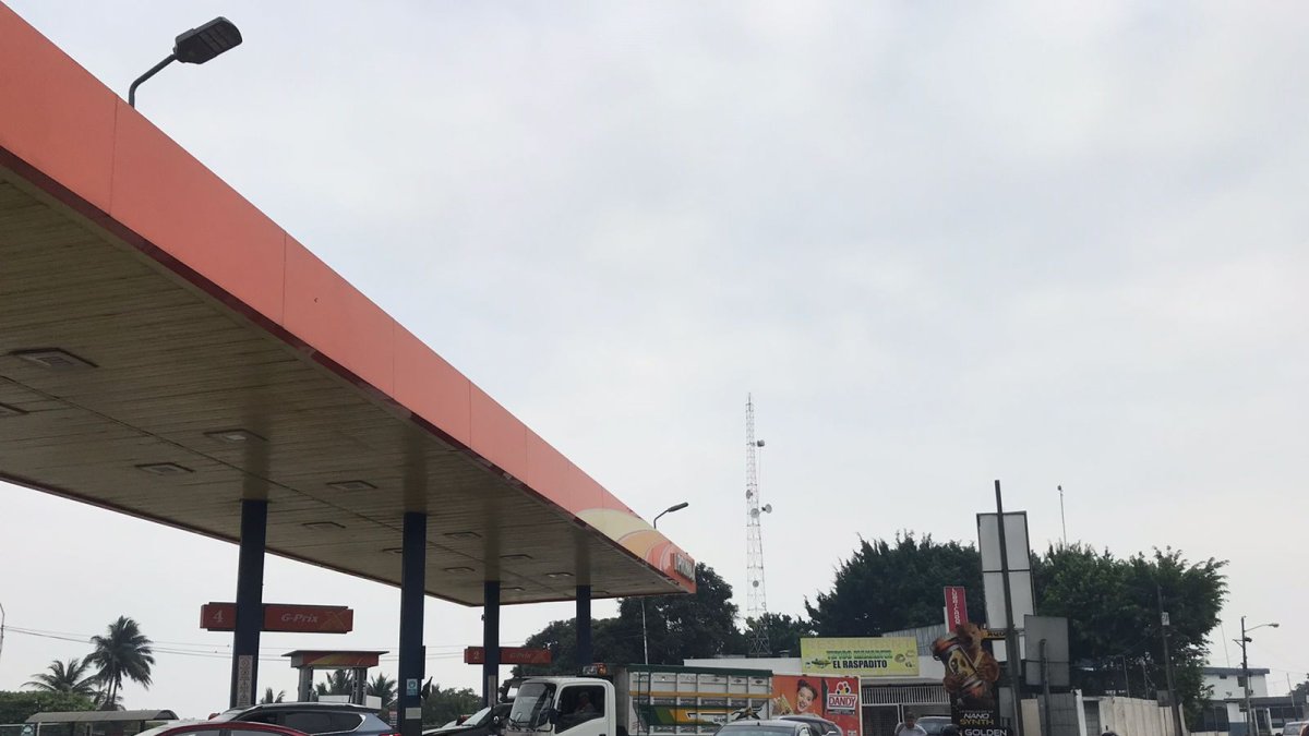 Hay quejas de desabastecimiento en gasolineras de Guayaquil.