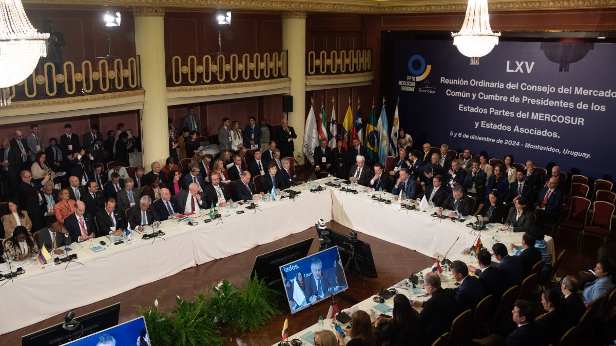 Sesión plenaria en la cumbre semestral de presidentes de los países del Mercosur este viernes, en Montevideo (Uruguay).